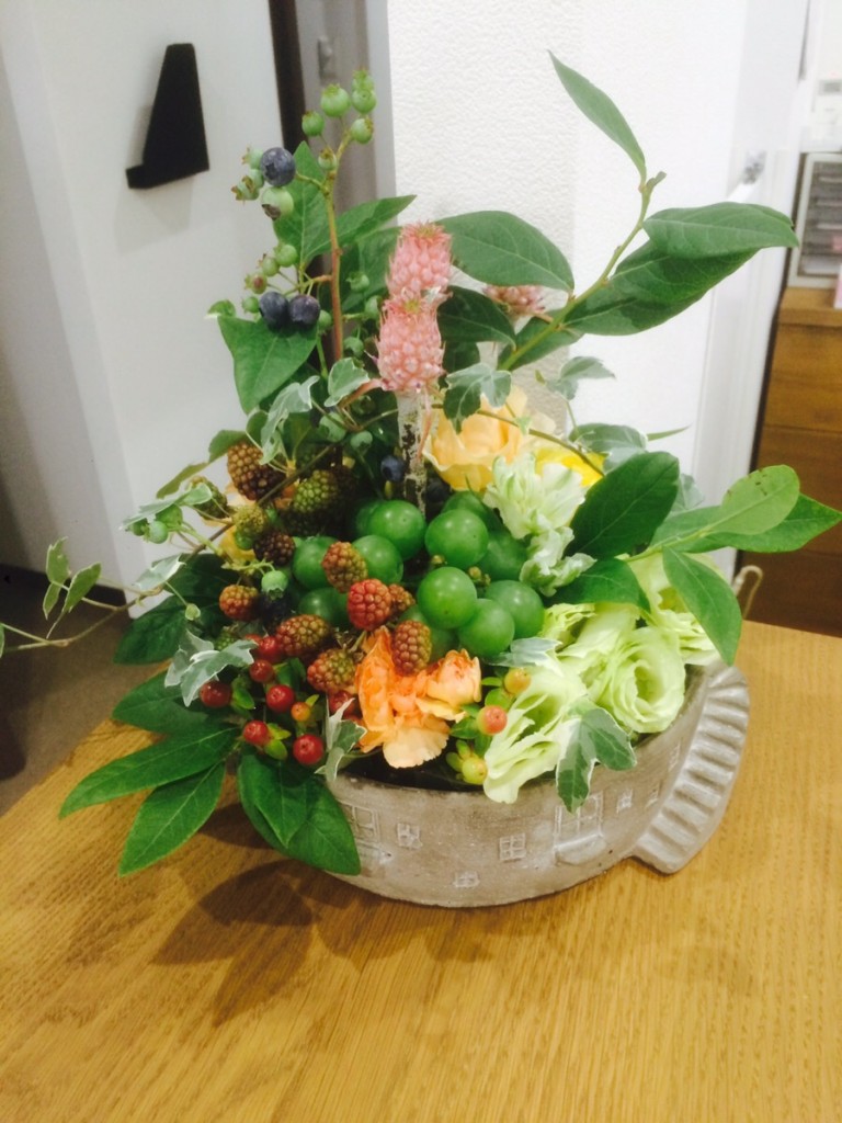 花パイン  ぶどう  ブラックベリー ブルーベリー  バラ トルコキキョウ  ヒペリカム