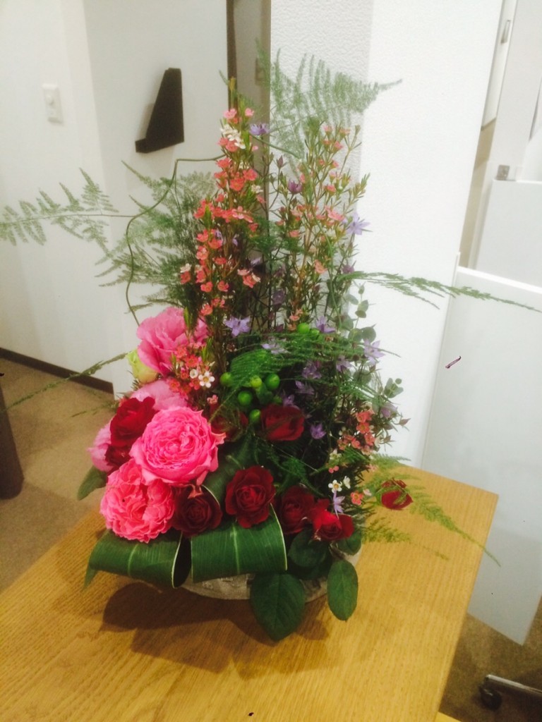 ワックスフラワー、イブニングスター、アスパラ、ヒペリカム、バラ、トルコキキョウ、ユーカリ、ドラセナ